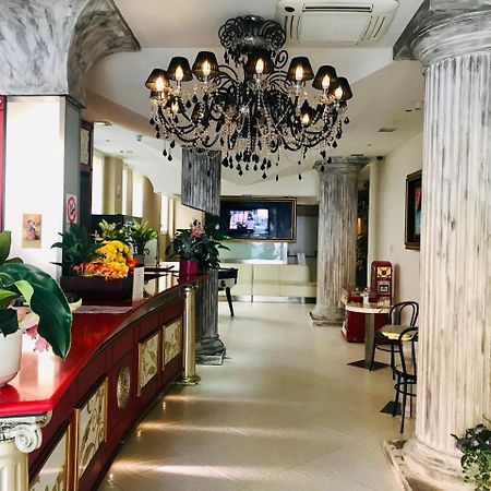 Hotel In Чезенатико Экстерьер фото